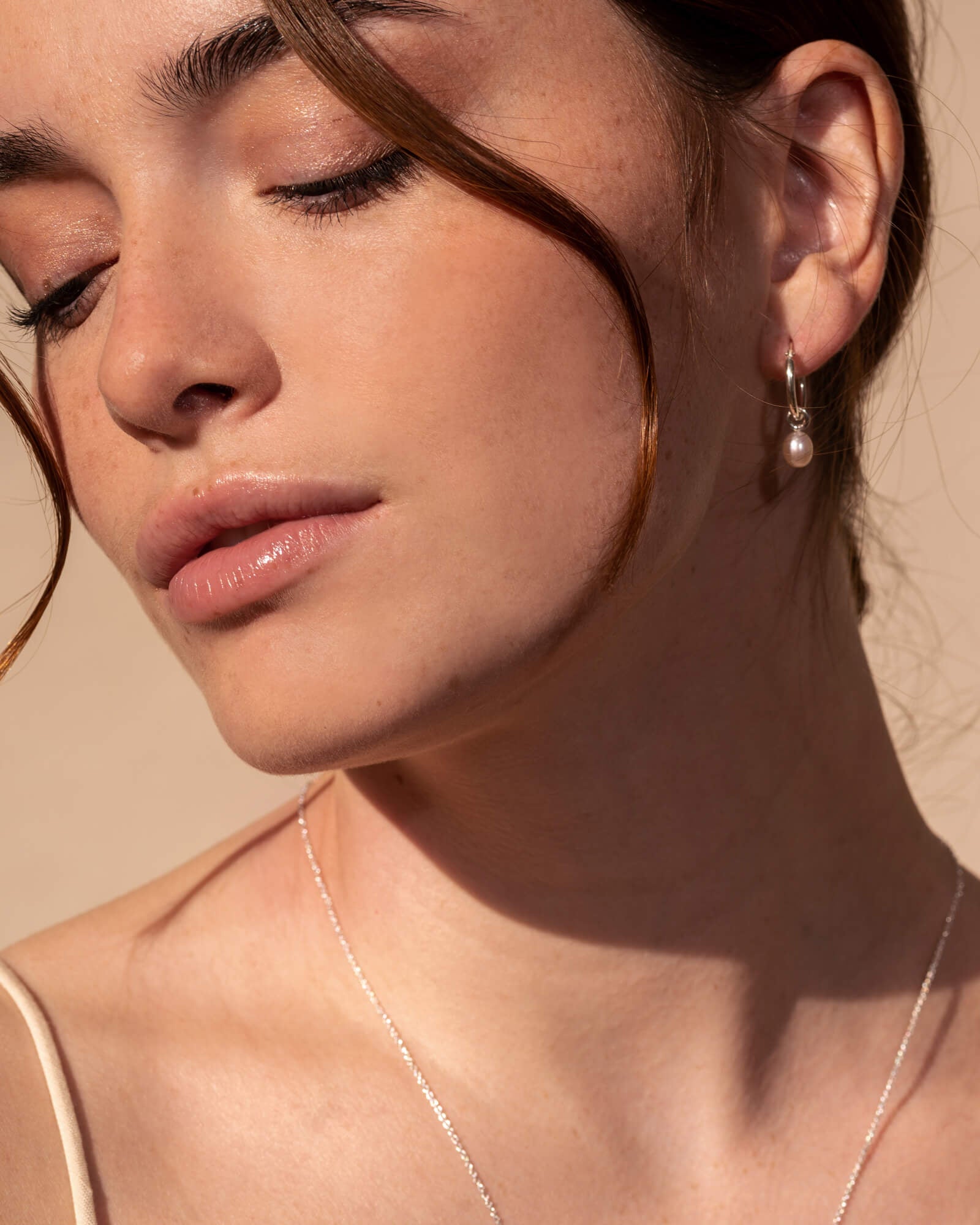 boucles d’oreilles simples hoops en argent avec perles blanches ou roses faites au Québec