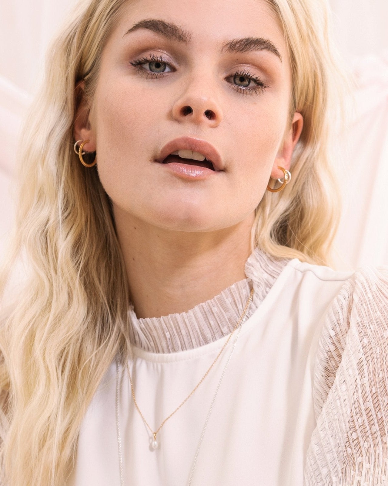 collier-une-perle-blanche-sur-chaine-fait-à-la-main