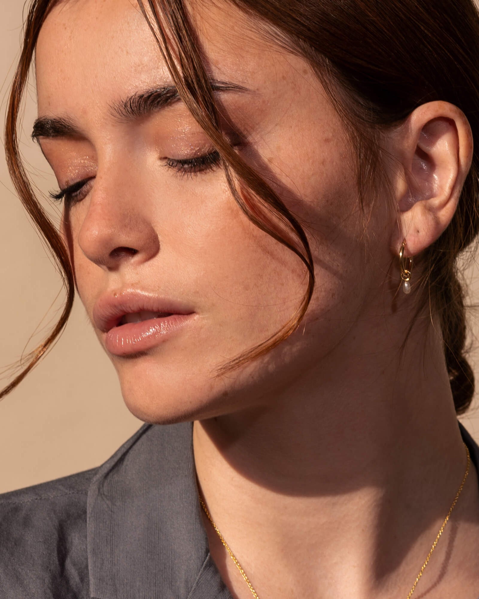 hoops minimalistes or avec une petite perle blanche faits a la main