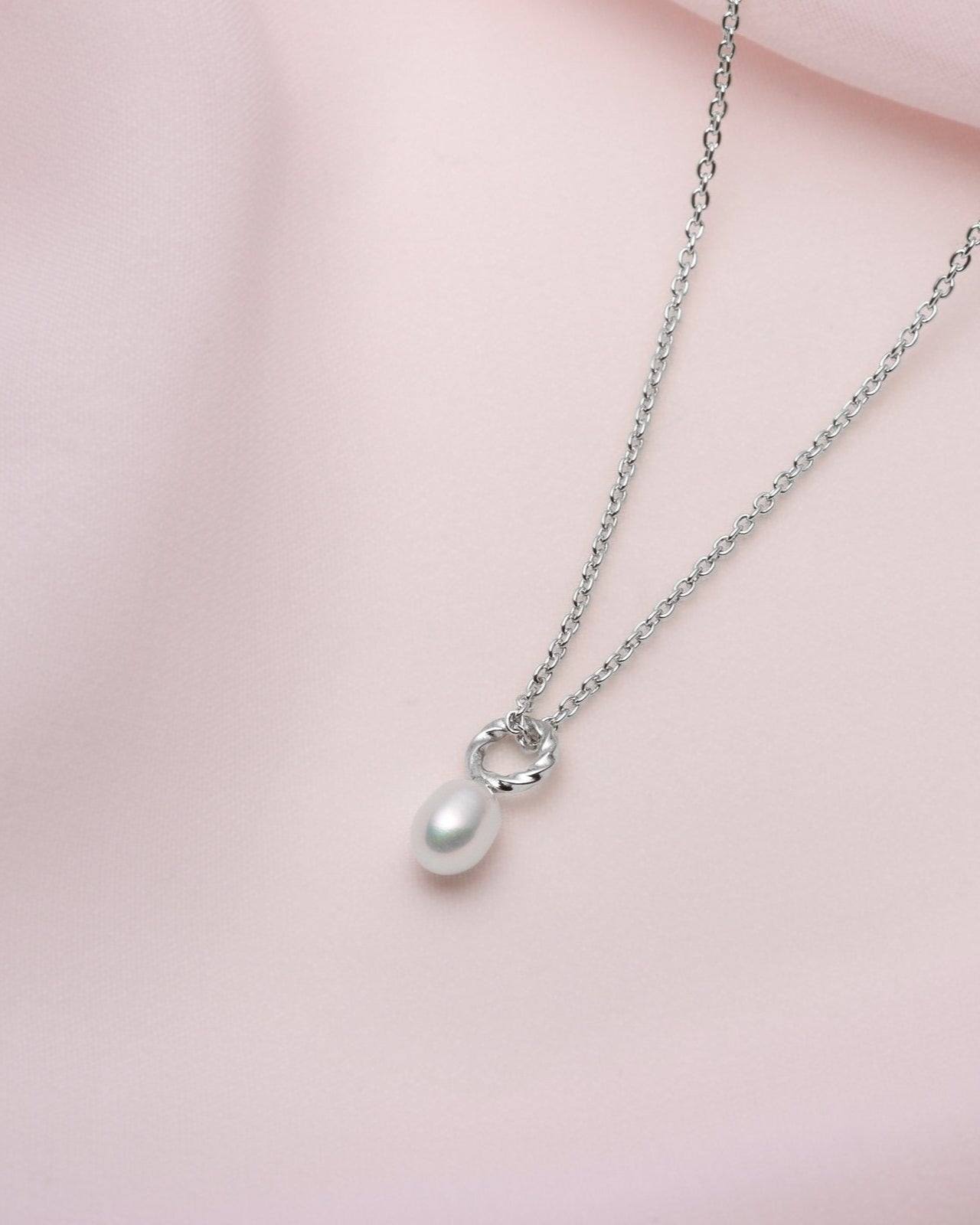 pendentif perle blanche fabriqué au Canada par Lidia Jewelry